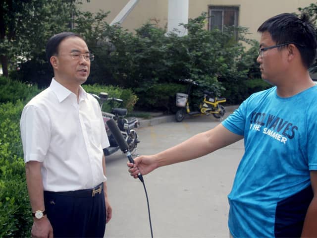 山東天意機(jī)械董事長(zhǎng)劉洪彬作為基層共產(chǎn)黨員，今天接受了當(dāng)?shù)赜浾叩牟稍L